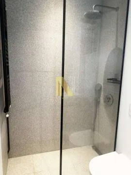 Moderno kupatilo sa tuš kabinom i staklenom pregradom. - image 10