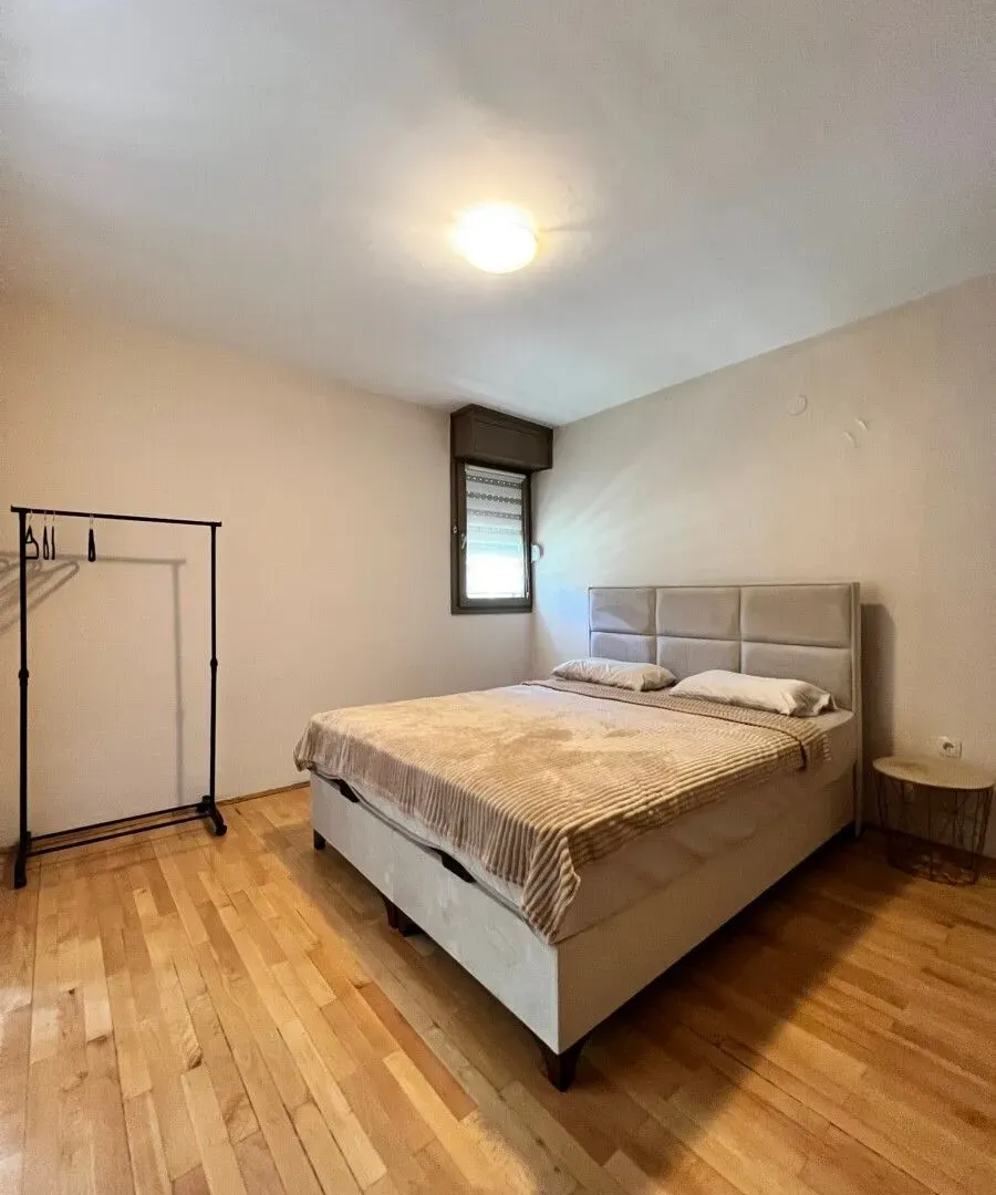 Izdavanje, dvosoban stan, 85m², Blok 5, Podgorica