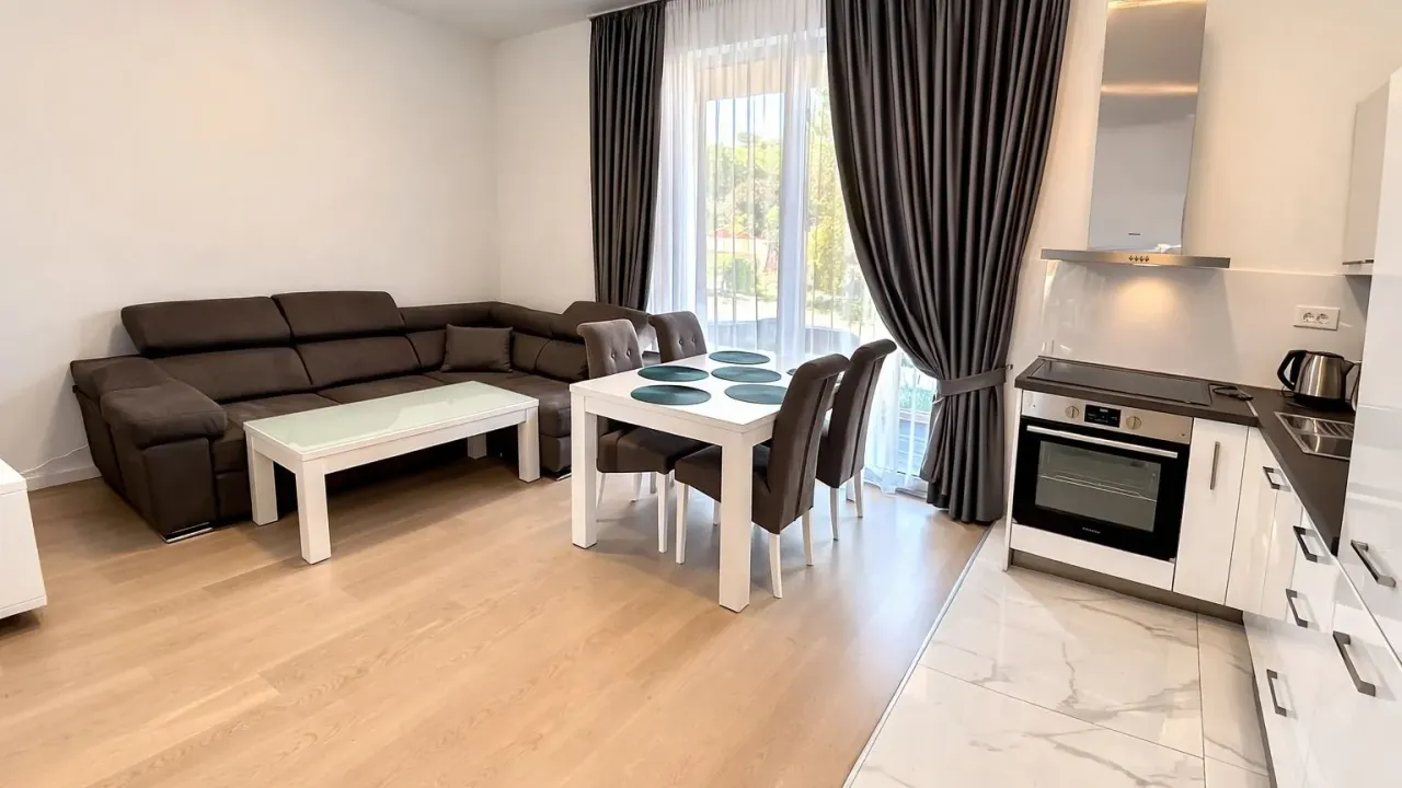 Izdavanje, dvosoban stan, 54m², Bečići, Budva