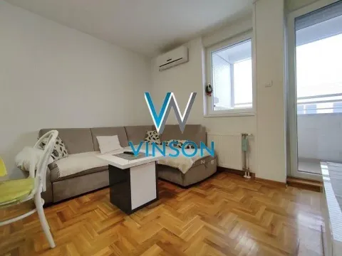 Dnevna soba sa garniturom, stočićem i izlazom na terasu. - image 6
