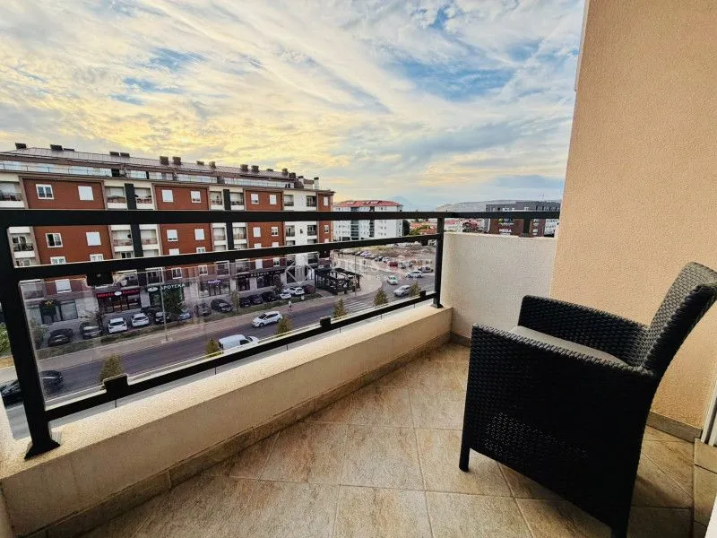 Namješten balkon sa pogledom na grad.