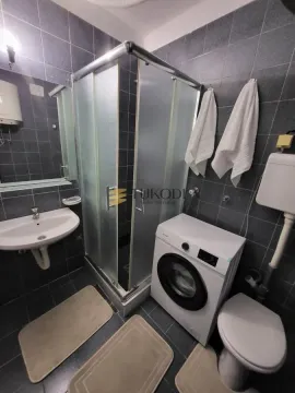 Manje kupatilo sa tuš kabinom, umivaonikom i veš mašinom. - image 2
