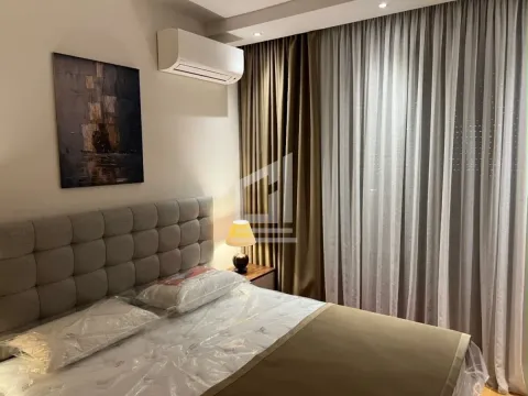 Namještena spavaća soba sa bračnim krevetom, klima-uređajem i draperijama. - image 5