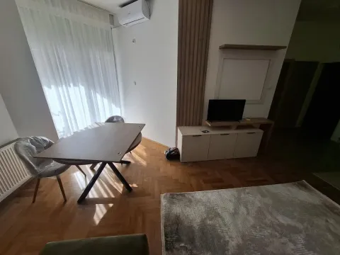Dnevni boravak sa trpezarijskim stolom i TV komodom. - image 10