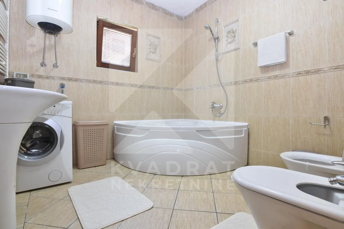 Izdavanje, četvorosoban stan, 150m², Stari Aerodrom, Podgorica