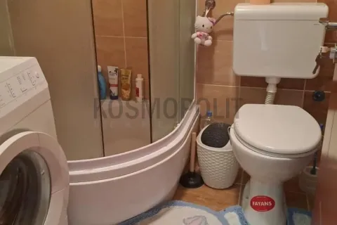 Manje kupatilo sa tuš kabinom, WC šoljom i veš mašinom. - image 5