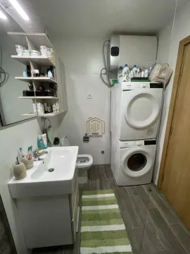 Kupatilo sa umivaonikom, WC šoljom, mašinom za veš i sušenje, kao i bojlerom. - image 7