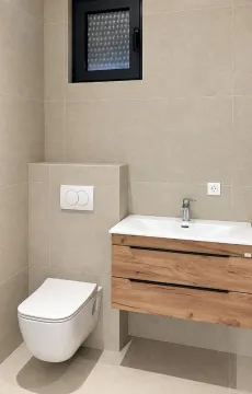 Moderne kupatilo sa konzolnom šoljom i umivaonikom sa drvenim elementom. - image 10
