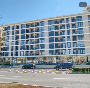 Pogled na spoljašnjost moderne stambene zgrade sa poslovnim prostorima u prizemlju. - image 10