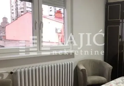 Deo spavaće sobe sa foteljom, prozorom i radijatorom. - image 9