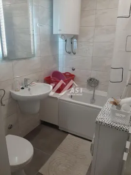 Manje kupatilo opremljeno umivaonikom, kadom, wc šoljom i bojlerom. - image 8