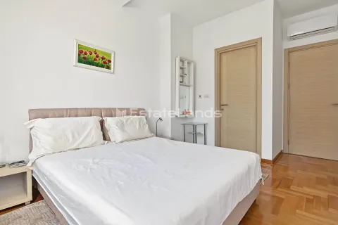 Svjetla i uredna spavaća soba sa bračnim krevetom. - image 8