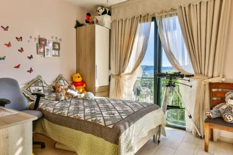 Dječija spavaća soba sa krevetom, ormarom i izlazom na balkon. - image 20