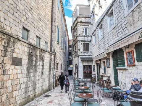 Prodaja, trosoban stan, 88m², Grad, Kotor - image 10