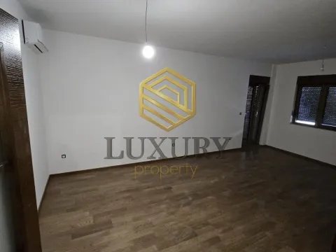 Izdavanje, trosoban stan, 81m², Vezirov Most, Podgorica - image 1