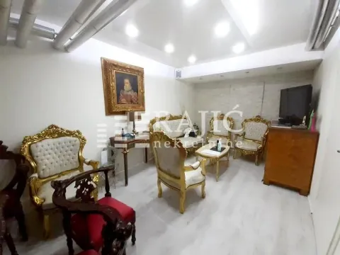 Living room furnished with classic style furniture and details. - image 7