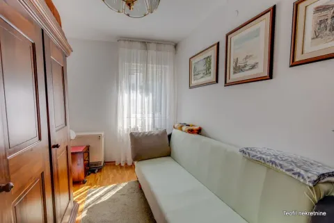 Manja spavaća soba sa krevetom na rasklapanje i velikim drvenim ormanom. - image 11
