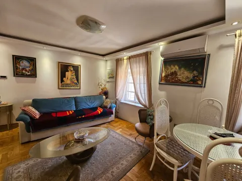 Dnevna soba sa garniturom, stočićem i trpezarijskim delom. - image 10