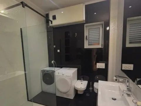 Izdavanje, trosoban stan, 95m², Dobrota, Kotor - image 7