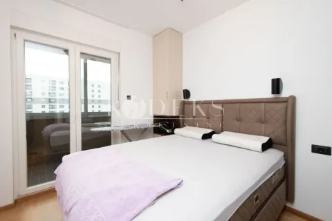 Namještena spavaća soba sa bračnim krevetom i izlazom na terasu. - image 6