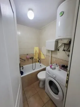 Manje kupatilo sa kadom, wc šoljom i veš mašinom. - image 10