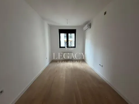 Prazna neuređena prostorija sa drvenim podom i prozorom. - image 5