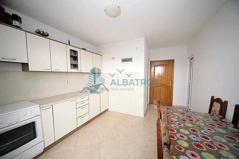 Rent, apartment, 200m², Sutomore, Bar