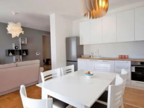 Izdavanje, dvosoban stan, 70m², Budva, Crna Gora