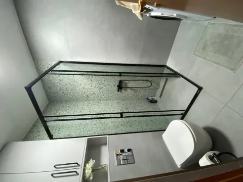 Moderno opremljeno kupatilo sa tuš kabinom i ugradnim elementima. - image 6