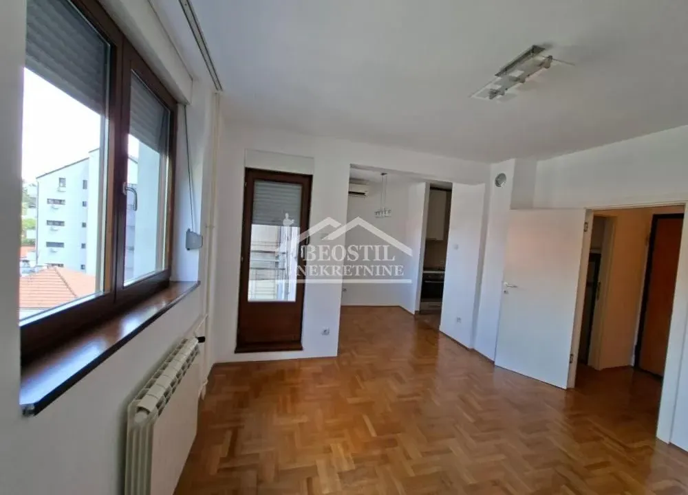 Izdavanje, dvosoban stan, 43m², Vračar Sve Podlokacije, Beograd