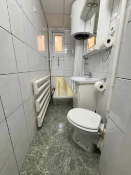 Manje kupatilo sa pločicama, wc šoljom, umivaonikom i bojlerom. - image 9