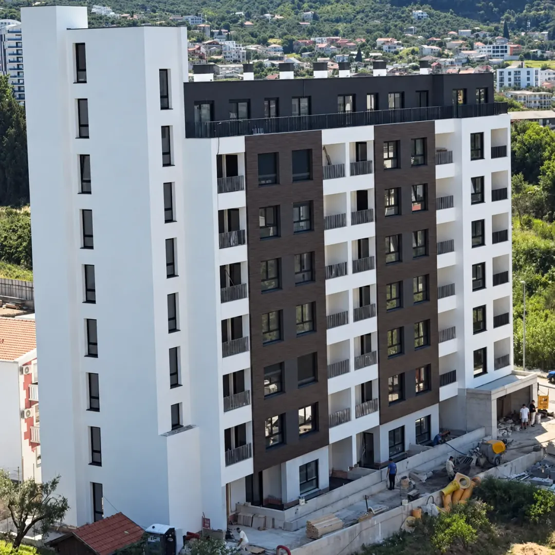 Pogled sa strane na novu stambenu zgradu u izgradnji.