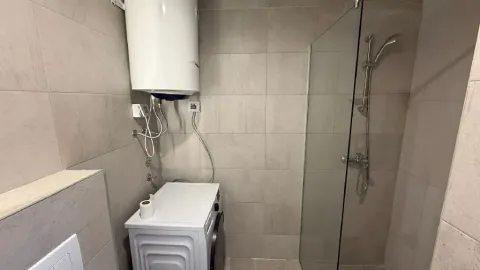 Moderno opremljeno kupatilo sa tuš kabinom, bojlerom i veš mašinom. - image 9