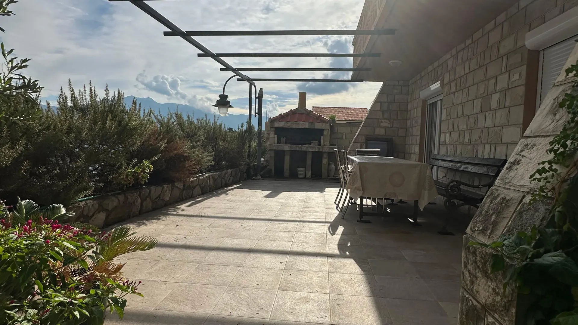 Izdavanje, kuća, 180m², Krašići, Tivat