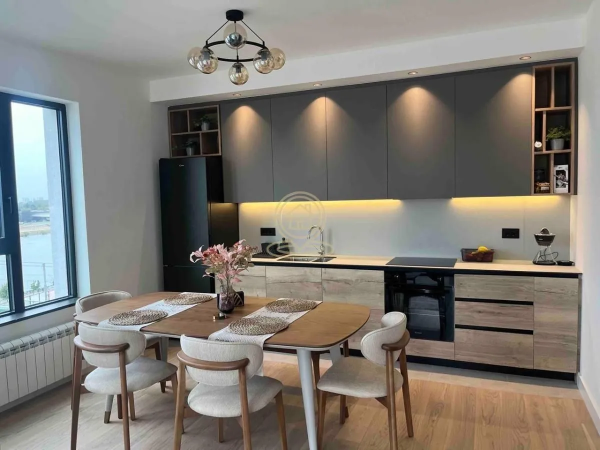 Izdavanje, trosoban stan, 80m², Savski Venac, Beograd