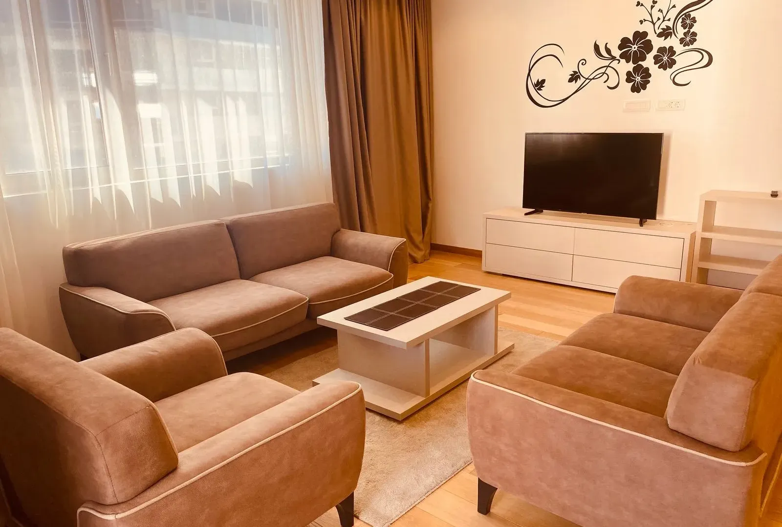 Izdavanje, dvosoban stan, 76m², Centar, Budva