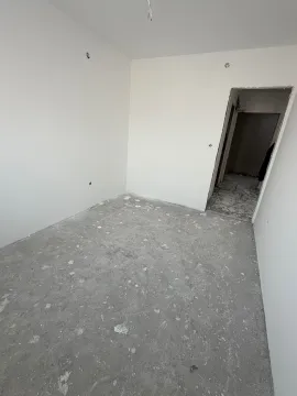 Prazna neuređena prostorija u stanu u izgradnji sa bijelim zidovima. - image 7