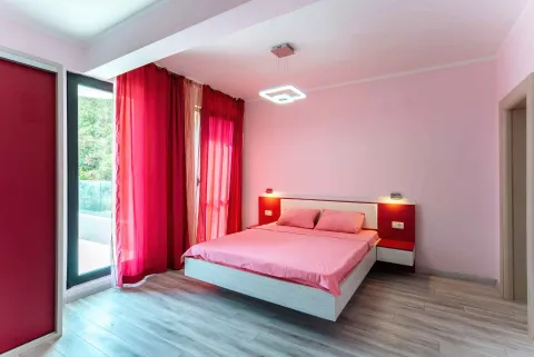 Prostrana spavaća soba sa bračnim krevetom, roze posteljinom i izlazom na terasu. - image 8