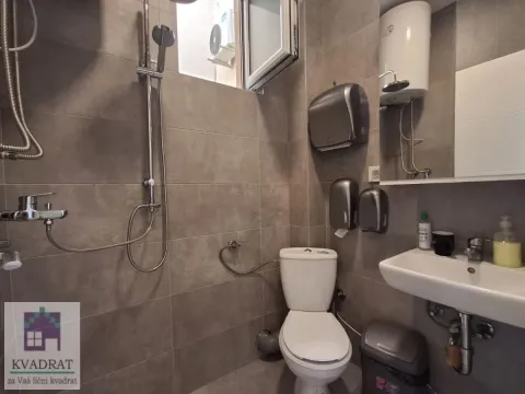 Kupatilo opremljeno tuš kabinom, umivaonikom i toaletom. - image 17