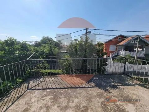 Pogled sa prostrane terase na dvorište i okolne kuće. - image 16