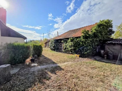 Pogled na dvorište sa pomoćnim objektom i zelenilom. - image 20