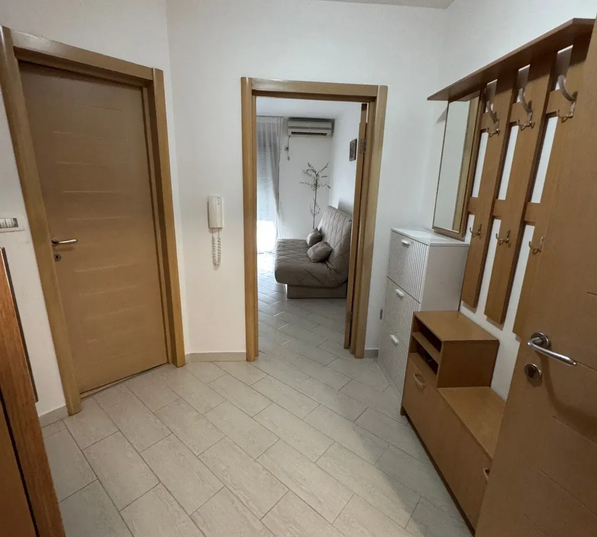 Izdavanje, garsonjera, 35m², Rozino, Budva