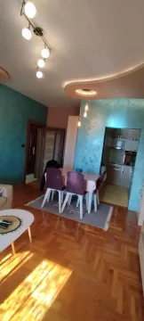 Dnevni boravak sa trpezarijom i pogledom na kuhinju. - image 8