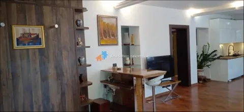 Dnevna soba sa drvenom oblogom na zidu i šankom. - image 7