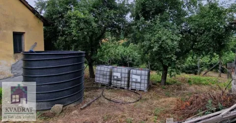 Pogled na dvorište kuće sa rezervoarima za vodu i voćnjakom. - image 24