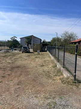 Ograđeno dvorište sa kućom u pozadini. - image 3