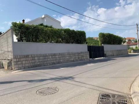 Izdavanje, kuća, 250m², Zagorič, Podgorica