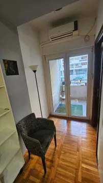 Manji svijetli dnevni boravak sa foteljom i izlazom na terasu. - image 8