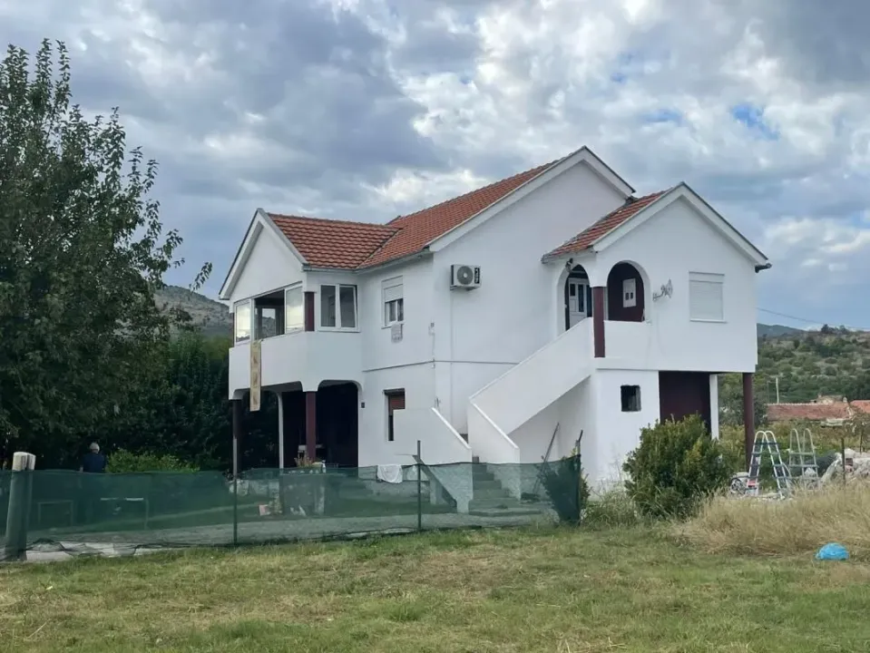 Sale, house, 230m², Farmaci, Podgorica