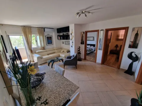 Rent, two bedroom apartment, 75m², Budva, Crna Gora - image 7